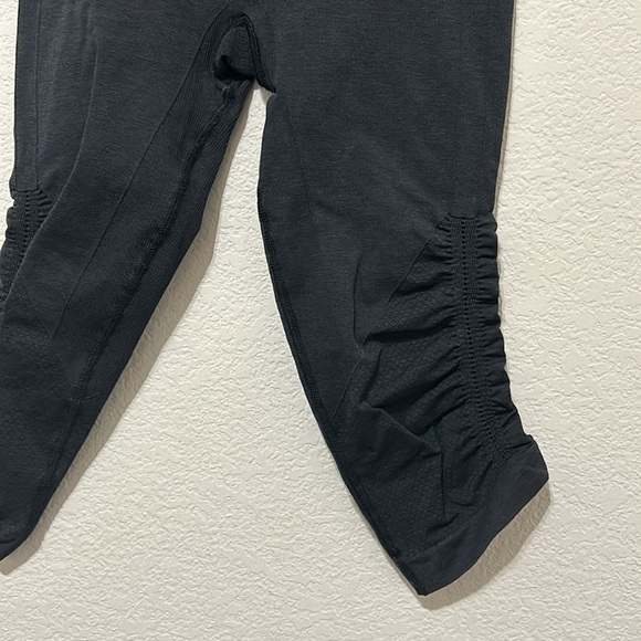 Lululemon In The Flow Crop II Black size 4 Compression - Picture 4 of 12